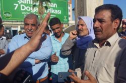 Mahalleli 3 gündür verilmeyen elektrik nedeniyle DEDAŞ’a tepki gösterdi