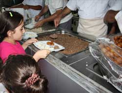 İHH, Mersin'de İki Bin Kişilik İftar Yemeği Verdi