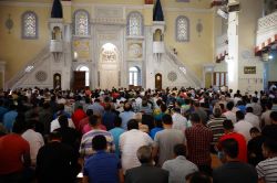 Gaziantepliler bayram namazı için camilere akın etti