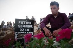 Özer ailesi bayramı kızlarından ayrı geçirmenin burukluğunu yaşıyor