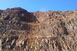 Kayalıkta mahsur kalan keçiler kurtarıldı