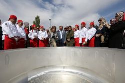 Dünya barışı için 3 ton aşure pişirilecek