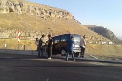 Uçuruma sürüklenen araç trafik levhasına takılarak durabildi