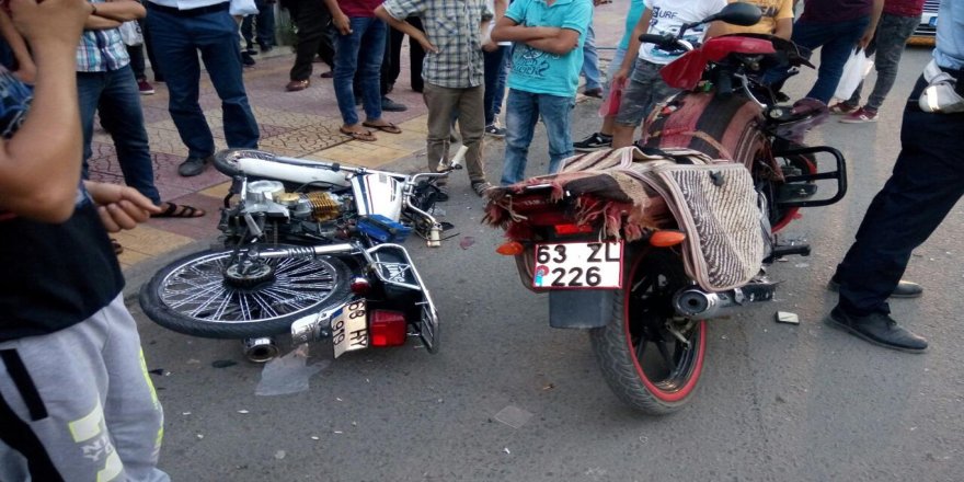İki motosiklet kafa kafaya çarpıştı: 2 yaralı
