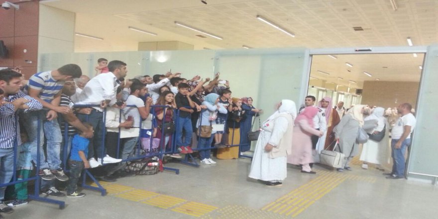 Mardinli ilk hacı kafilesi salavatlarla karşılandı