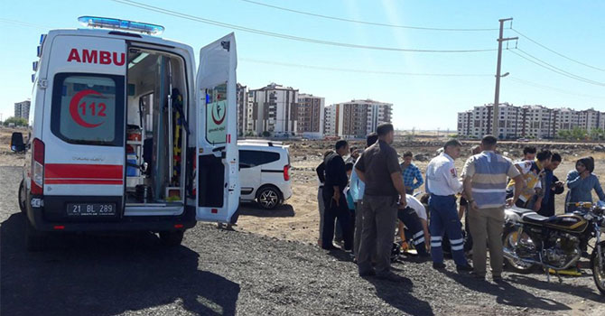 Diyarbakır’da kamyonun sıkıştırdığı otomobil motosiklete çarptı