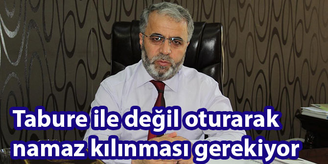 Tabure ile değil oturarak namaz kılınması gerekiyor