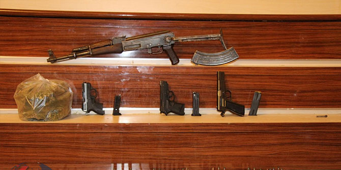 Gaziantep'te uyuşturucudan gözaltına alınan şahsın evinde silahlar ele geçrildi