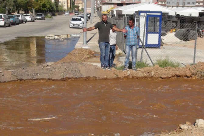Kızıltepe'de patlayan su borusu vatandaşlara zor anlar yaşattı