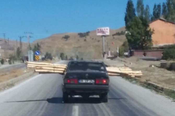 Otomobile kalas yükleyip trafiğe çıktı