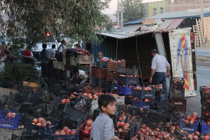 Seyrantepe'de freni boşalan kamyon devrildi