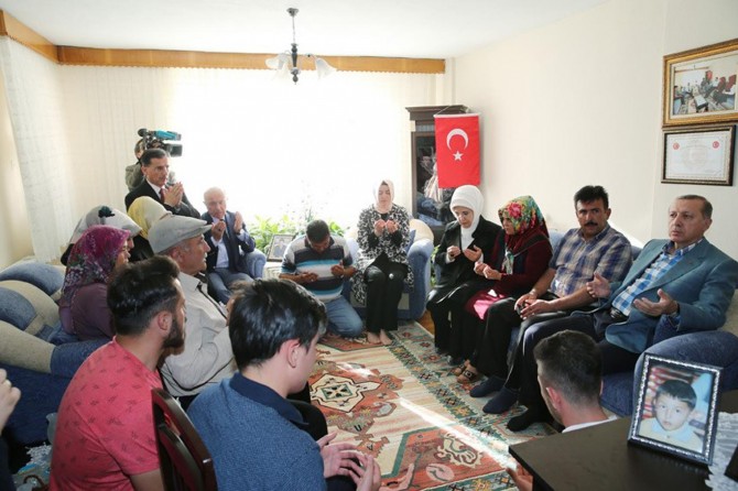 Cumhurbaşkanı Erdoğan, 15 Temmuz şehitlerinin ailelerini ziyaret etti