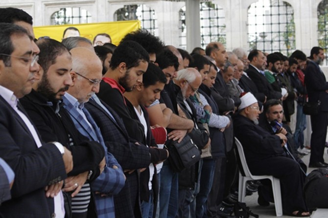 Şehid edilen İhvan üyeleri için gıyabî cenaze namazı kılındı