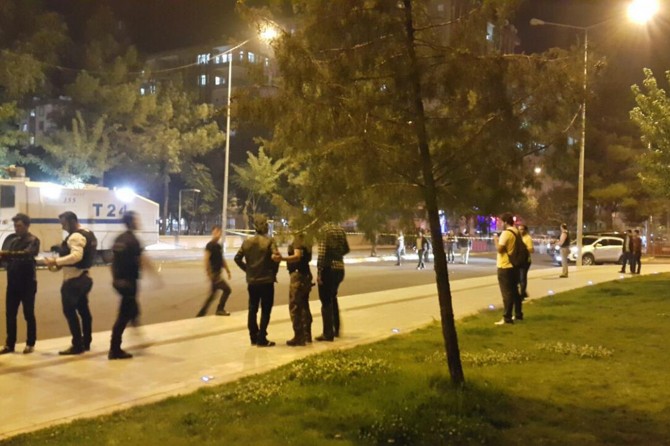 Diyarbakır Valiliği önünde polise saldırı