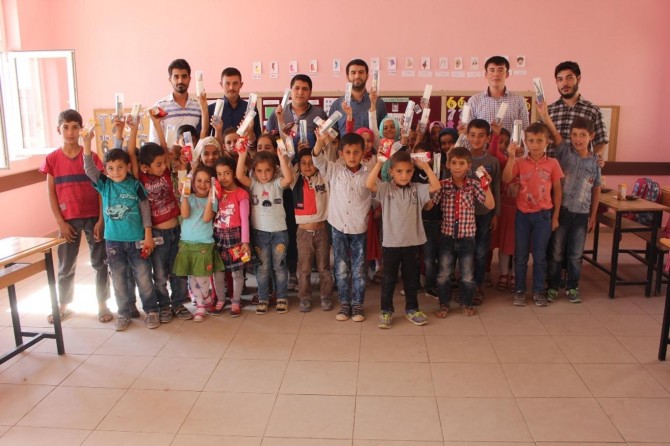 İdeal Gençlik Topluluğundan köy öğrencilerine kırtasiye yardımı