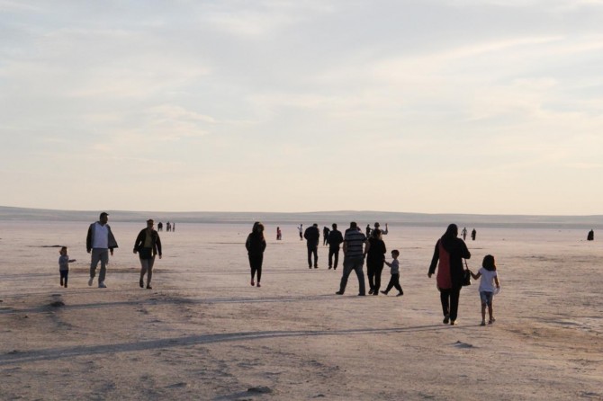 Ayak sağlığı için Tuz Gölü’nü ziyaret ediyorlar