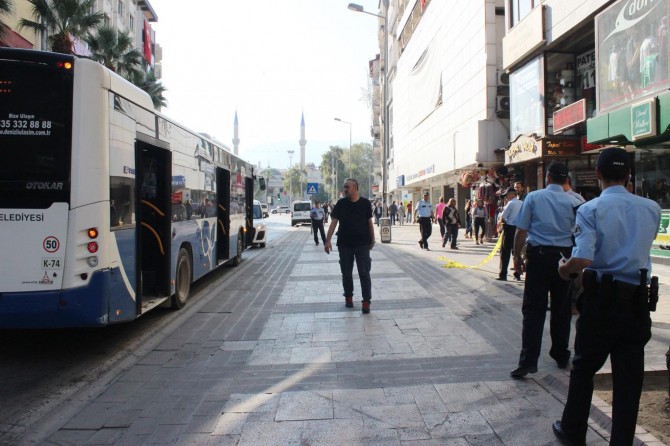 Belediye otobüsünde şüpheli paket paniği