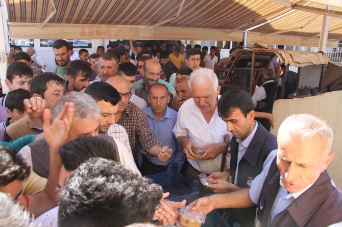 Silopi’de cuma camazı sonrası aşure dağıtıldı