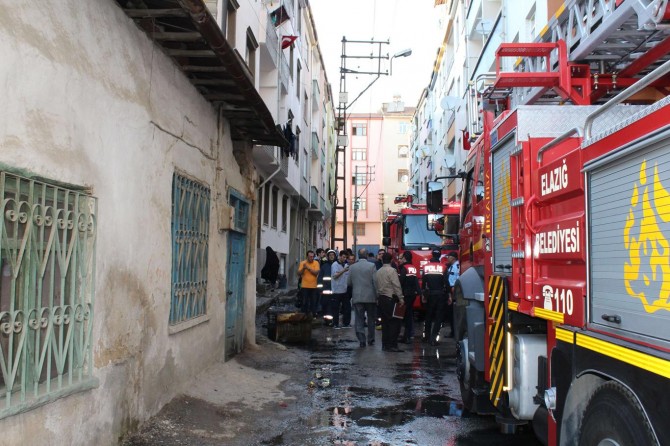 Elazığ’da çıkan yangın korkuya neden oldu