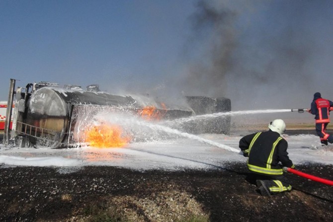 Tarihi İpekyol’da benzin yüklü tanker alev aldı