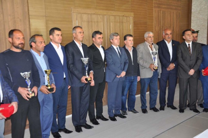 Bitlis’te mahalle takımlarına kupaları verildi
