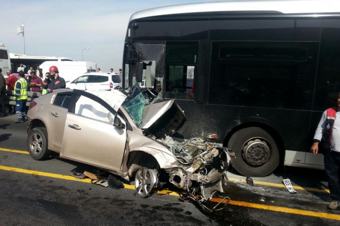 İstanbul Sefaköy’de otomobil metrobüs yoluna girdi: 1 ölü