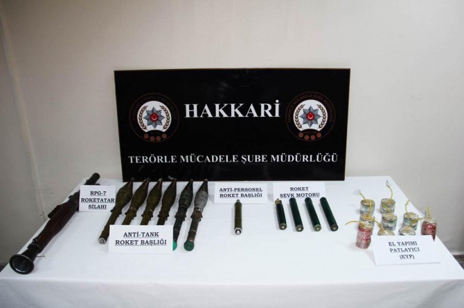 Hakkari'de PKK'ye ait mühimmat ele geçirildi: 7 gözaltı
