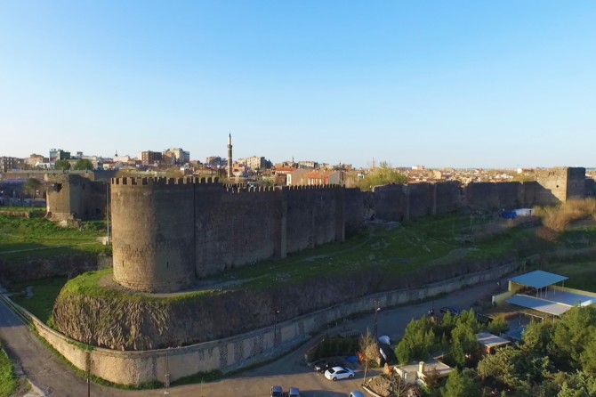 Biz el birliğiyle yıkmaya çalışırken tarih inadına ayakta!