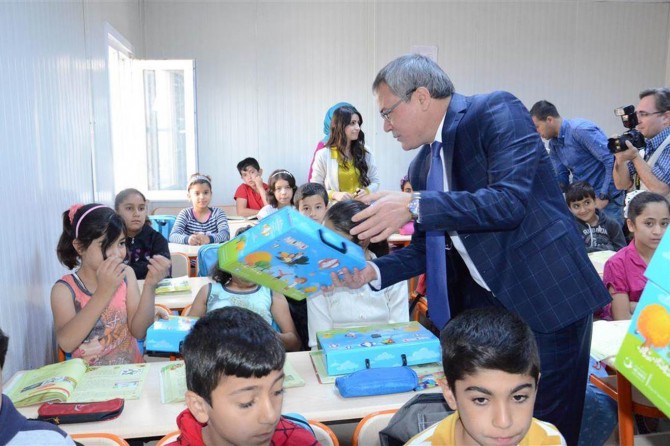 Batman’da Suriyeli öğrencilere kırtasiye yardımı