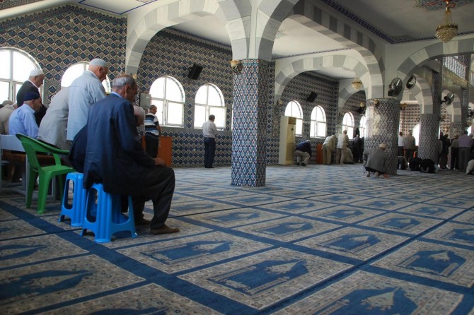 Bazı camilerde tabure ile namaz kılınmaya devam ediliyor