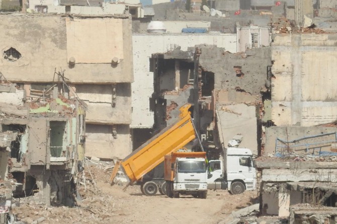 Nusaybin'de yıkım ekibi mağdur halkın eşyalarını çalıyor iddiası