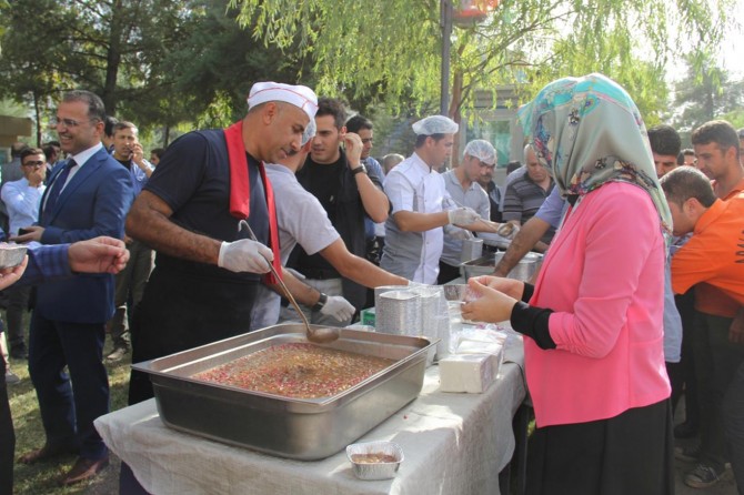 Diyarbakır Adliyesinde aşure dağıtıldı