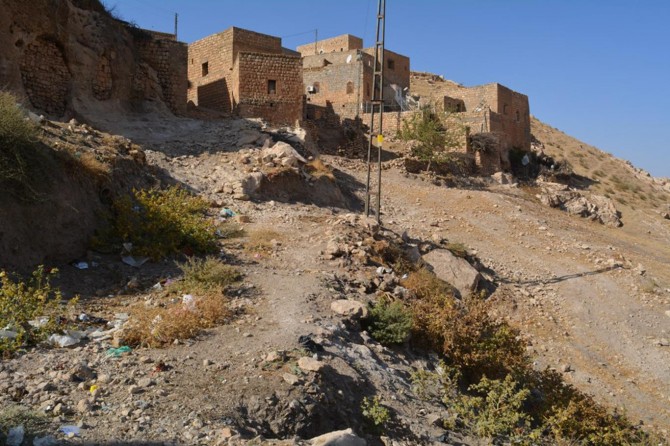 Yolumuz olmadığı için hayvanlarla yolculuk yapıyoruz