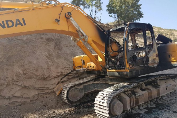 PKK'liler iş makinesini yakıp bombayla tuzakladı