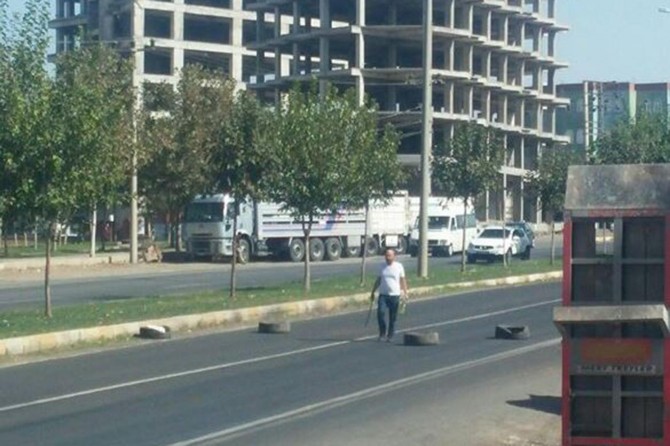 Siverek'te karayolunu trafiğe kapatmak isteyen kişi gözaltına alındı