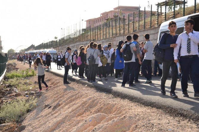 Siverek'teki okul servisleri park yeri sorunu yaşıyor