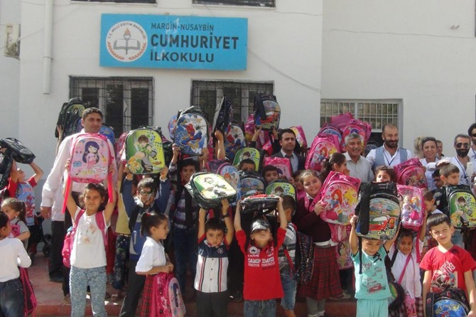 İzmir’den Nusaybinli çocuklara kırtasiye yardımı