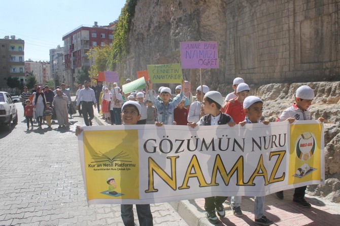 Mardin'de çocuklar namaz için yürüdü