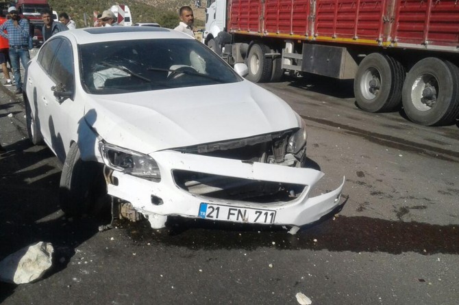 Yol çalışmasını fark etmeyen otomobil sürücüsü kaza yaptı