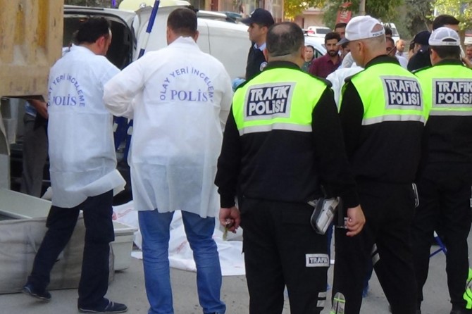 Denizli Merkezefendi'de iş kamyonu 88 yaşındaki adama çarptı