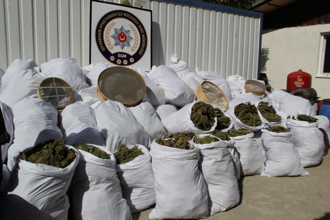 Diyarbakır'da 2 ton esrar ele geçirildi