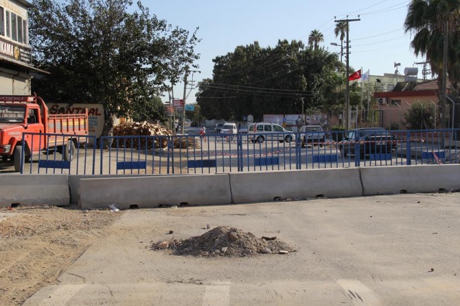Tarsus'ta güvenlik gerekçesiyle kapatılan yol esnafı mağdur ediyor