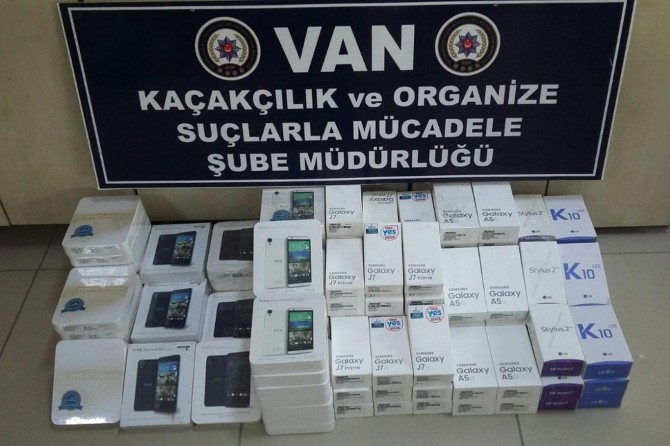 Van'da bagaja gizlenmiş kaçak cep telefonları ele geçirildi