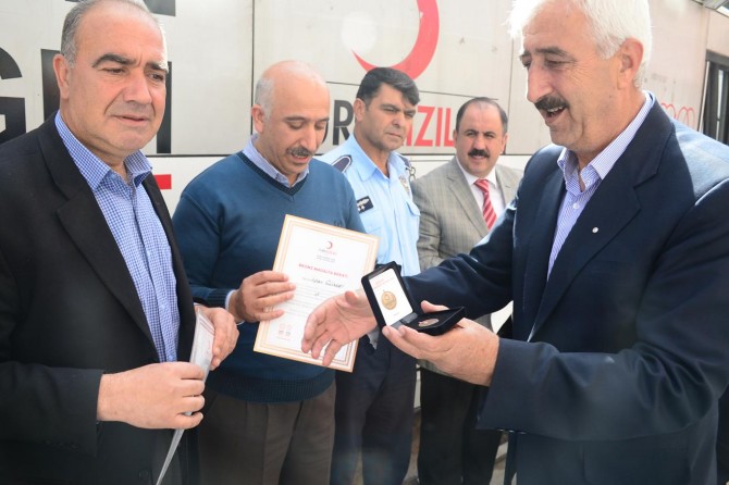 Bitlis'te kan bağışında bulunanlara madalya verildi