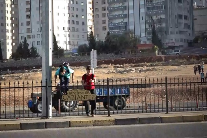 Gaziantep’te canlarını tehlikeye atan öğrenciler üst geçit istiyor