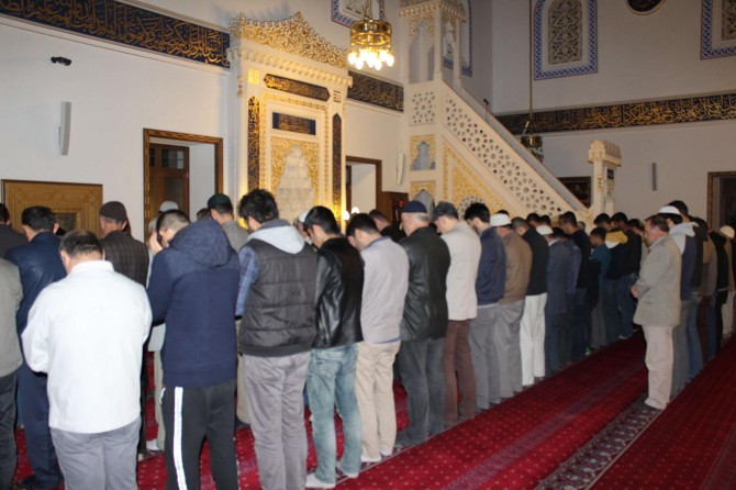 Ümmetin uyanışı için sabah namazına gidiyoruz
