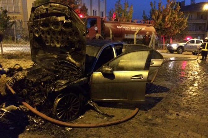 Batman’da park halindeki araç yandı