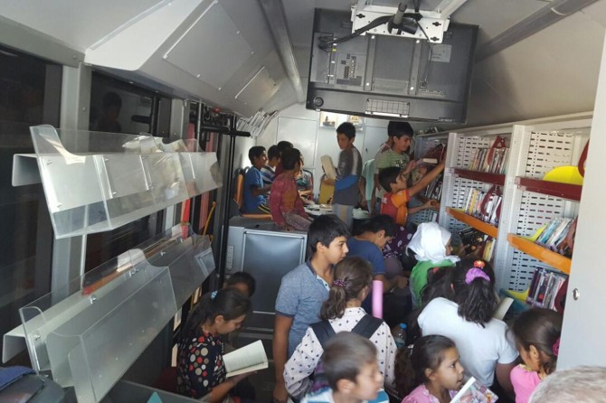 Mardin'de gezici kütüphane köy yollarında