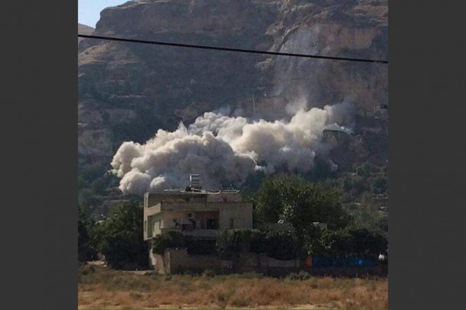 Batman Hasankeyf'te kopan 15 tonluk kaya parçası korkuya neden oldu