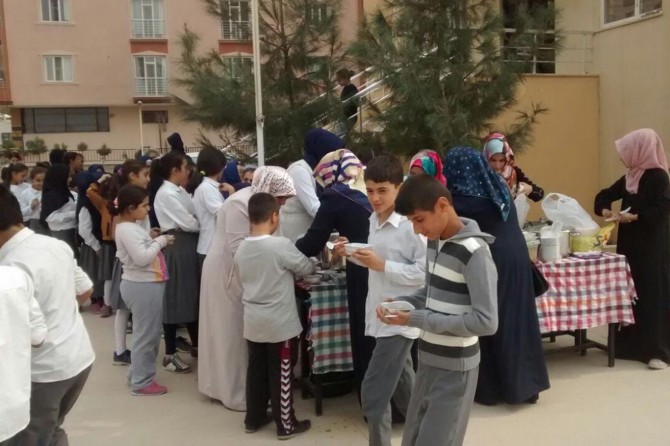 İmam Hatipliler Haftası aşure dağıtımıyla başladı